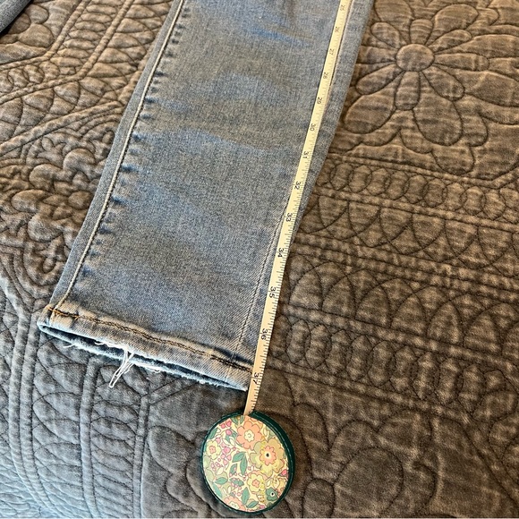 LOFT High Rise Skinny Distressed Jean. Light wash 4/27 - Picture 5 of 14